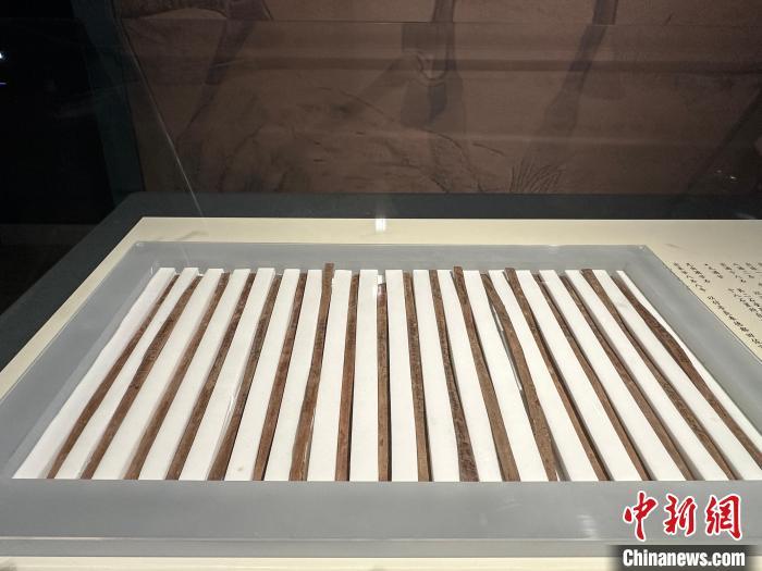 圖為甘肅簡牘博物館展陳的漢簡。中新社記者 戴文昌 攝