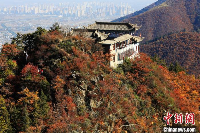 深秋，位于蘭州市榆中縣的興隆山，漫山遍野成五彩顏色。張?zhí)鞂?攝