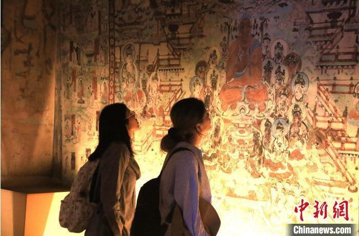 2023年8月27日，游客在甘肅省敦煌市博物館參觀文物展。張曉亮 攝(資料圖)