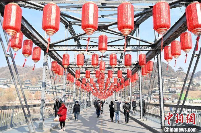 1月30日，裝扮一新的中山橋為即將到來的新春佳節(jié)增添節(jié)日氛圍。九美旦增 攝</p><p>