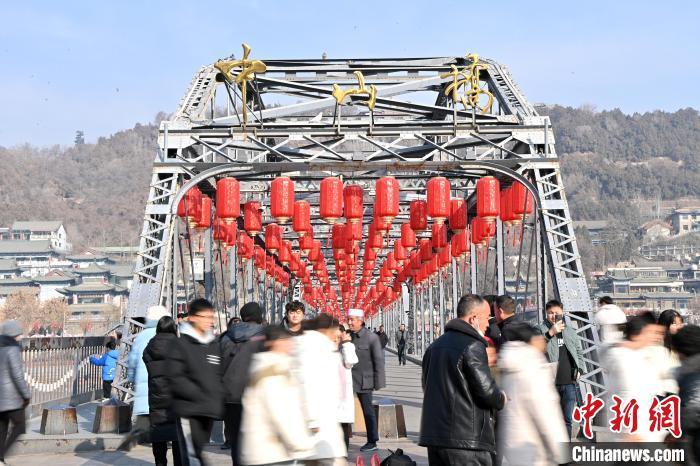 1月30日，裝扮一新的中山橋為即將到來的新春佳節(jié)增添節(jié)日氛圍。九美旦增攝</p><p>