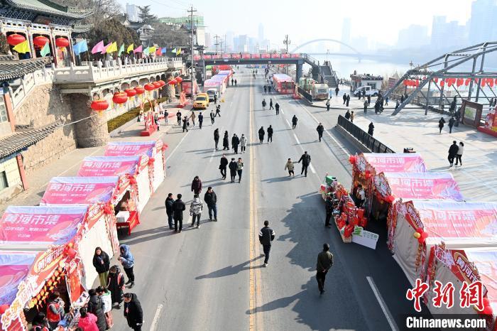 1月30日，蘭州黃河畔的年貨集市吸引顧客選購年貨。九美旦增 攝</p><p>