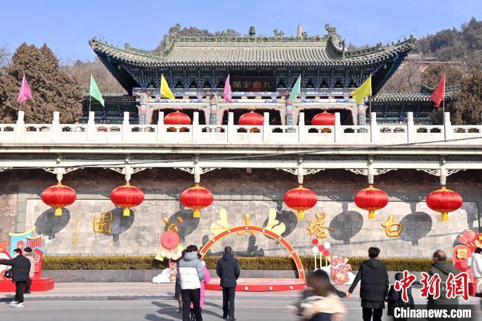 1月30日，裝扮一新的蘭州白塔山公園節(jié)日氛圍濃厚。九美旦增 攝</p><p>