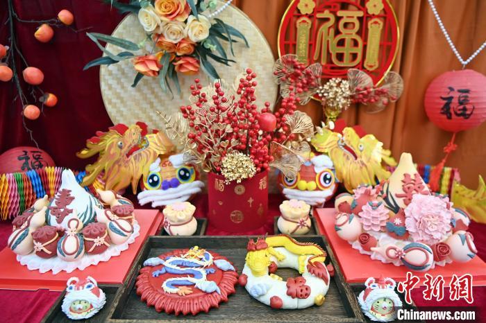 1月25日，春節(jié)臨近，蘭州一花饃店“龍”元素花饃熱銷。圖為展出的“龍”元素花饃。九美旦增 攝