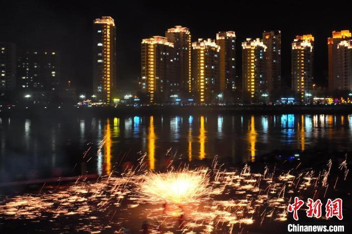 國家級非物質(zhì)文化遺產(chǎn)“打鐵花”在黃河岸畔落地。侯奇志 攝</p>
<p>