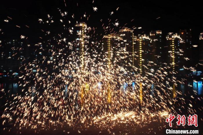 “過年打鐵花”是臨夏州永靖縣的民俗傳統(tǒng)。這項民俗表演，其實有著硬核技術(shù)作支撐，那就是入選國家級非遺的“永靖王氏生鐵冶鑄技藝”。侯奇志 攝</p>
<p>