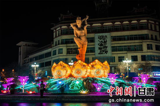 2024年春節(jié)期間，敦煌市中心盤旋路上的反彈琵琶燈組。王斌銀 攝
