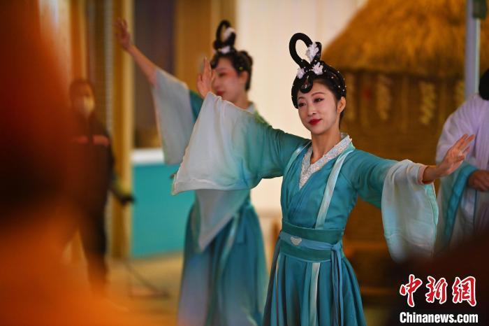 圖為工作人員進(jìn)行舞蹈表演。李亞龍 攝</p>
<p>
