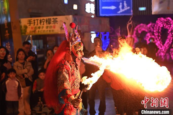 圖為工作人員進(jìn)行雜耍表演。李亞龍 攝</p>
<p>