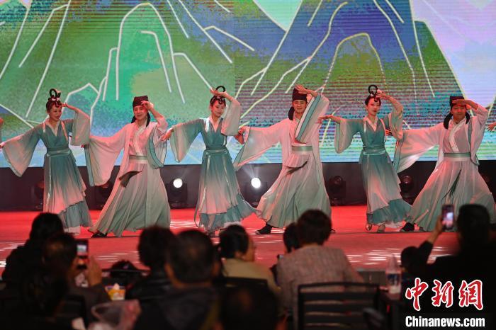 圖為工作人員進(jìn)行舞蹈表演。李亞龍 攝