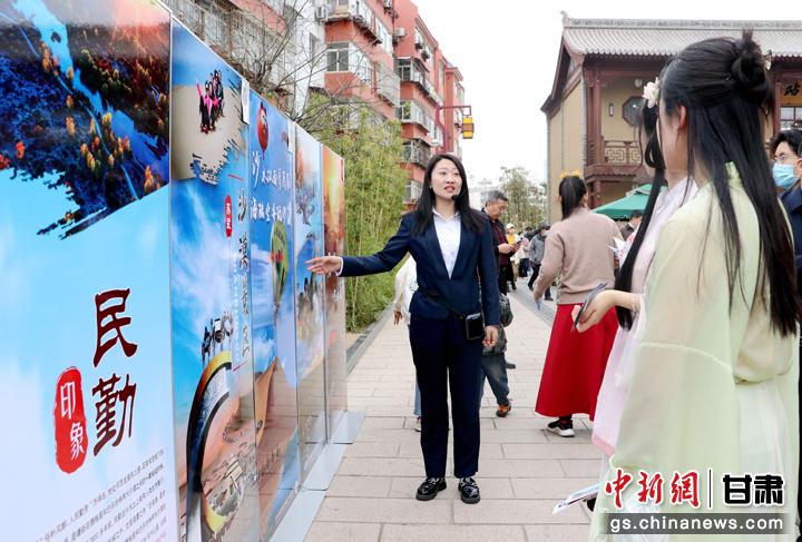 3月下旬，民勤縣在天水啟漢樓廣場舉行推介會(huì)，宣傳本地旅游資源和農(nóng)特優(yōu)產(chǎn)品。圖為工作人員向游客介紹民勤自然風(fēng)光、歷史文化。馬愛彬 攝