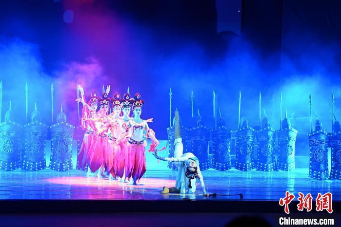 2023年2月18日，蘭州歌舞劇院創(chuàng)排的大型舞劇《大夢(mèng)敦煌》。　　九美旦增 攝