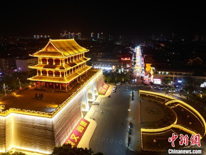 圖為武威市標(biāo)志性建筑涼州古城門燈光亮起。(無(wú)人機(jī)照片) 　戴文昌 攝</p><p>