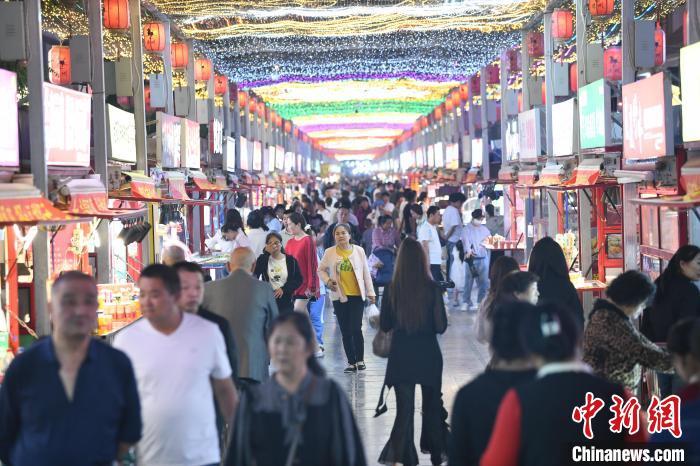 圖為燈光亮起，明清街夜市人氣漸旺?！〈魑牟?攝</p><p>