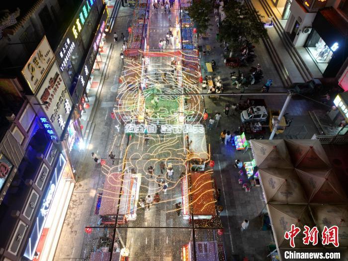 圖為明清街夜市燈光點(diǎn)亮具有武威文化元素的“銅奔馬”彩燈。(無(wú)人機(jī)照片) 　戴文昌 攝</p><p>