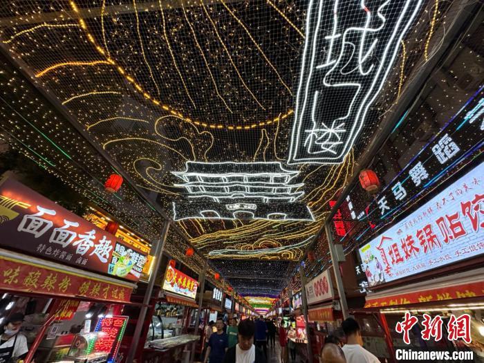 圖為明清街夜市燈光點(diǎn)亮具有武威文化元素的“涼州古城門”彩燈?！〈魑牟?攝</p><p>