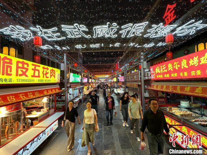 圖為明清街夜市燈光點(diǎn)亮“我在武威很想你”。　戴文昌 攝</p><p>