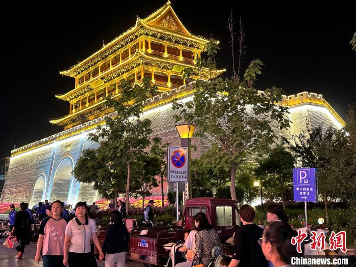 圖為夜幕降臨，涼州古城門燈光亮起。　戴文昌 攝