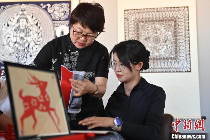6月6日，在甘肅敦煌青年夜校課程中，青年學員學習敦煌非遺剪紙課程。李亞龍 攝