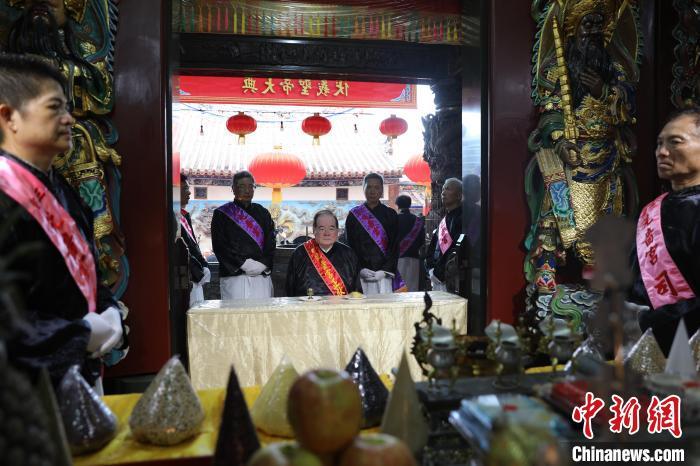 6月21日，“2024(甲辰年)兩岸共祭人文始祖伏羲典禮”在臺灣新北舉行。擔(dān)任主祭官的先嗇宮董事長、中國國民黨前秘書長李乾龍(中)出席典禮并擔(dān)任主祭官。中新社記者 張曉曦 攝