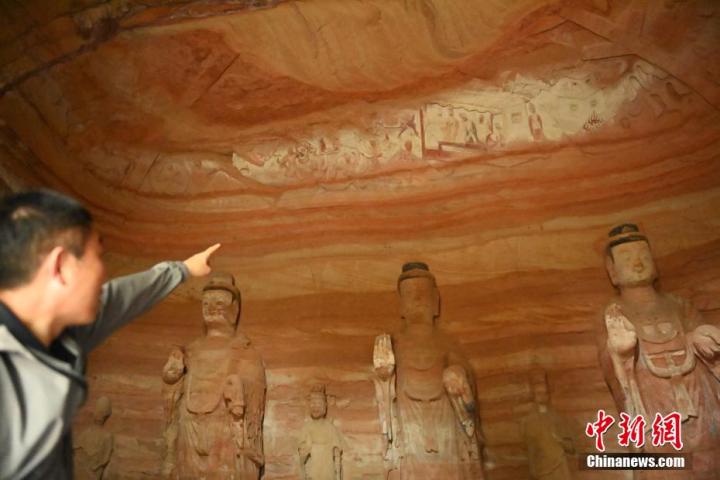 7月15日，甘肅省平?jīng)鍪袥艽h百里石窟長(zhǎng)廊中的南石窟寺1號(hào)窟內(nèi)，工作人員介紹窟內(nèi)僅存的浮雕——佛傳故事。百里石窟長(zhǎng)廊位于涇川縣境內(nèi)，由512個(gè)石窟、5眼窟中石井組成，現(xiàn)存王母宮石窟、鳳凰山石窟、南石窟寺、丈八寺石窟、羅漢洞石窟、太山寺石窟等規(guī)模較大的石窟群，還有數(shù)量眾多的小石窟群。南石窟寺開鑿于北魏永平三年，其中1號(hào)窟屬于大型七佛窟，七佛高達(dá)6米。中新社記者 李亞龍 攝</p>
<p>