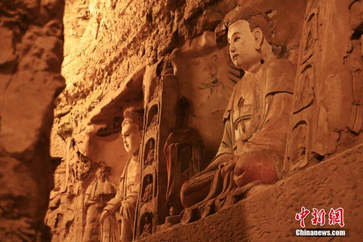 7月15日，甘肅省平?jīng)鍪袥艽h百里石窟長(zhǎng)廊中的王母宮石窟造像。百里石窟長(zhǎng)廊位于涇川縣境內(nèi)，由512個(gè)石窟、5眼窟中石井組成，現(xiàn)存王母宮石窟、鳳凰山石窟、南石窟寺、丈八寺石窟、羅漢洞石窟、太山寺石窟等規(guī)模較大的石窟群，還有數(shù)量眾多的小石窟群。王母宮石窟又名千佛洞，該窟設(shè)計(jì)宏大，造像生動(dòng)，窟內(nèi)擁有造像數(shù)百尊，是較為珍貴的佛教文化歷史遺存。中新社記者 李亞龍 攝</p>
<p>