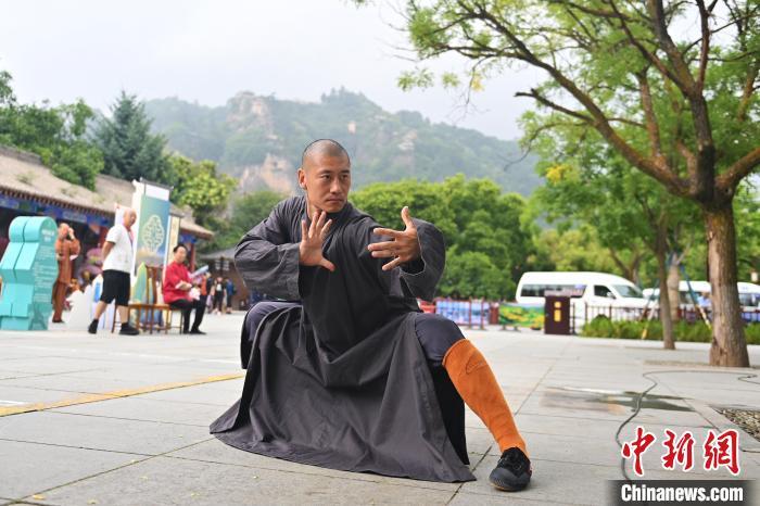 7月14日，甘肅省平?jīng)鍪嗅轻忌骄皡^(qū)內，嵩山少林弟子展示武藝。7月13日至14日，“2024年北京體育大學第十五屆國際武術比賽交流大會暨首屆崆峒山國際武術大會”舉行，大會也在崆峒山景區(qū)進行問道崆峒、武術高級研修班、崆峒拜師等系列活動。中新社記者 李亞龍 攝</p>
<p>