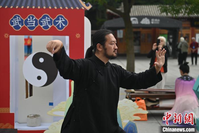 7月14日，甘肅省平?jīng)鍪嗅轻忌骄皡^(qū)內，武當玄武派傳承人展示武當武術。7月13日至14日，“2024年北京體育大學第十五屆國際武術比賽交流大會暨首屆崆峒山國際武術大會”舉行，大會也在崆峒山景區(qū)進行問道崆峒、武術高級研修班、崆峒拜師等系列活動。中新社記者 李亞龍 攝</p>
<p>
