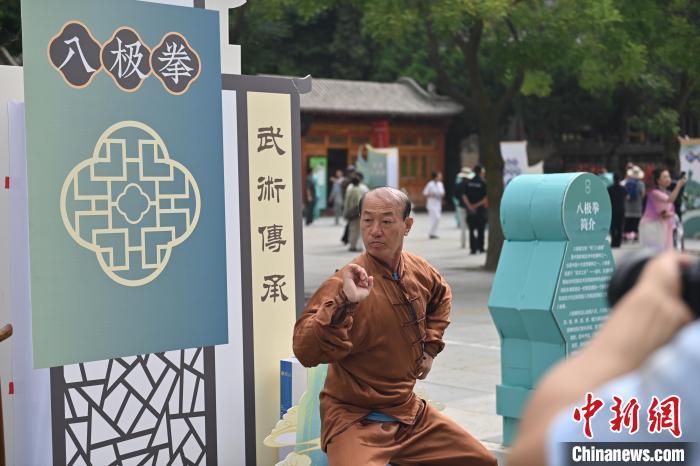 7月14日，甘肅省平?jīng)鍪嗅轻忌骄皡^(qū)內，八極拳傳承人展示八極拳。7月13日至14日，“2024年北京體育大學第十五屆國際武術比賽交流大會暨首屆崆峒山國際武術大會”舉行，大會也在崆峒山景區(qū)進行問道崆峒、武術高級研修班、崆峒拜師等系列活動。中新社記者 李亞龍 攝</p>
<p>
