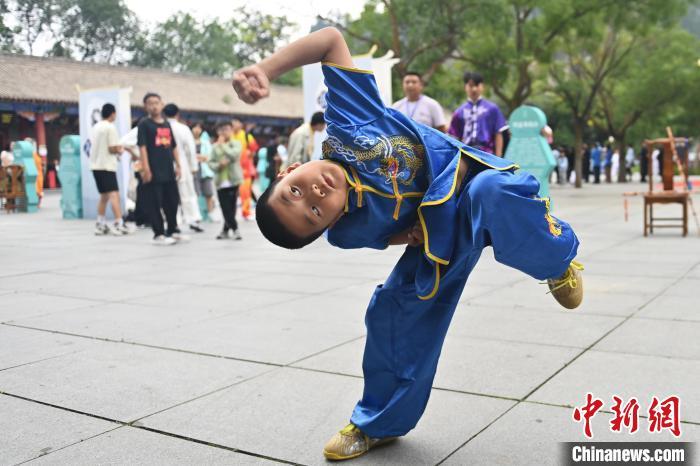 7月14日，甘肅省平?jīng)鍪嗅轻忌骄皡^(qū)內，小朋友展示查拳。7月13日至14日，“2024年北京體育大學第十五屆國際武術比賽交流大會暨首屆崆峒山國際武術大會”舉行，大會也在崆峒山景區(qū)進行問道崆峒、武術高級研修班、崆峒拜師等系列活動。中新社記者 李亞龍 攝</p>
<p>