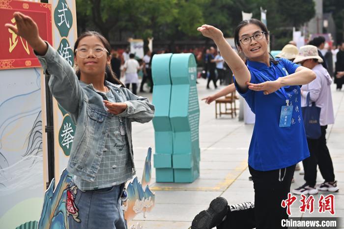 7月14日，甘肅省平?jīng)鍪嗅轻忌骄皡^(qū)內，霍氏練手拳傳承人、霍元甲玄孫女霍靜虹(右)教授武術愛好者霍氏練手拳。7月13日至14日，“2024年北京體育大學第十五屆國際武術比賽交流大會暨首屆崆峒山國際武術大會”舉行，大會也在崆峒山景區(qū)進行問道崆峒、武術高級研修班、崆峒拜師等系列活動。中新社記者 李亞龍 攝</p>
<p>