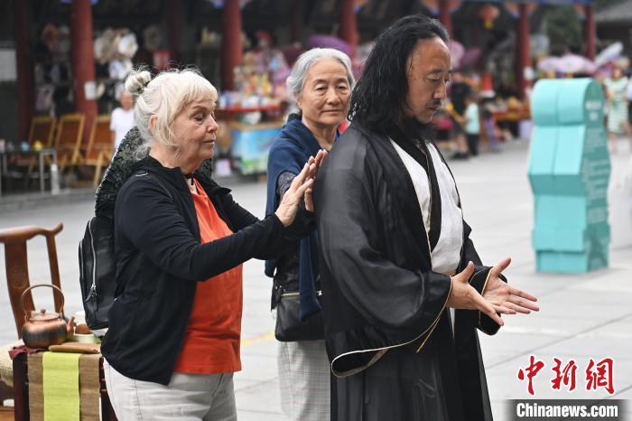 7月14日，甘肅省平?jīng)鍪嗅轻忌骄皡^(qū)內，外籍武術愛好者感受青城武術。7月13日至14日，“2024年北京體育大學第十五屆國際武術比賽交流大會暨首屆崆峒山國際武術大會”舉行，大會也在崆峒山景區(qū)進行問道崆峒、武術高級研修班、崆峒拜師等系列活動。中新社記者 李亞龍 攝</p>
<p>