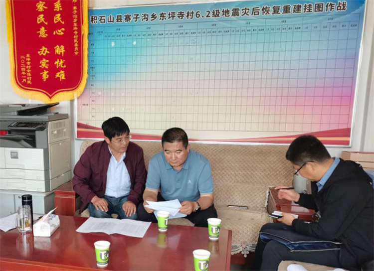 州縣紀(jì)委監(jiān)委機(jī)關(guān)聯(lián)合督查組對下沉干部 、駐村干部 、包村組長、村干部 “四級”干部履職到崗情況，以及工作日志和民情臺賬、訴求臺賬進(jìn)行日常監(jiān)督檢查，壓實工作責(zé)任。.jpg