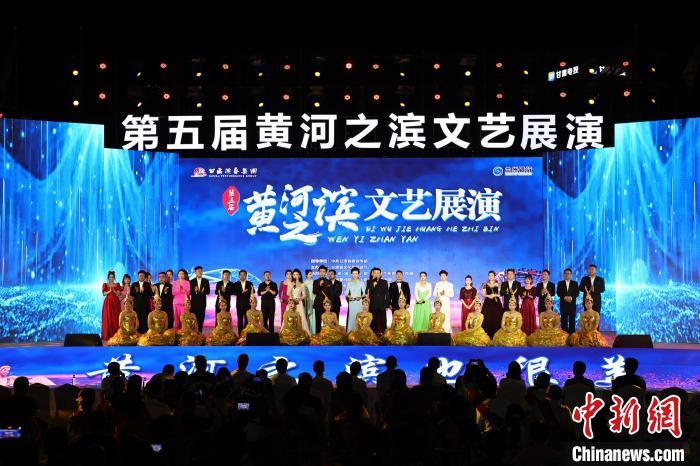 7月19日晚，第五屆黃河之濱文藝展演在蘭州體育文化廣場(chǎng)開幕。張曦予 攝