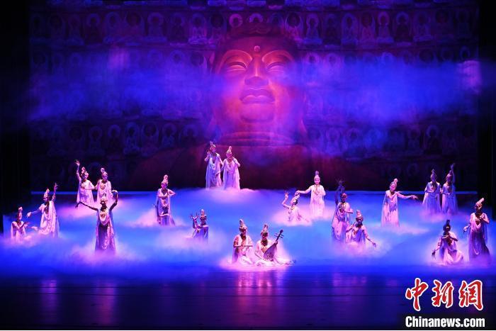 7月18日晚，中國經(jīng)典舞劇《絲路花雨》在甘肅蘭州黃河劇院進(jìn)行演出。中國經(jīng)典舞劇《絲路花雨》迎來45周年，7月17日-8月4日在蘭州開啟為期多天的駐場演出。該舞劇取材于敦煌莫高窟壁畫，集中國霓裳羽衣舞、敦煌舞、印度舞、黑巾舞、波斯馬鈴舞等于一身，自1979年演出至今，該劇先后在40多個國家和地區(qū)演出近4000場，觀眾550多萬人次。中新社記者 李亞龍 攝</p>
<p>