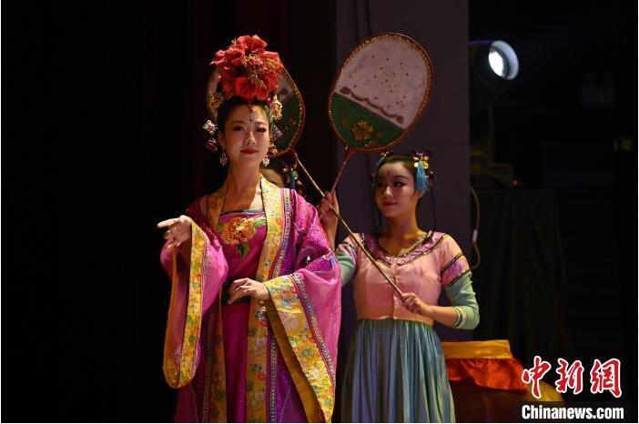 7月18日晚，中國經(jīng)典舞劇《絲路花雨》在甘肅蘭州黃河劇院進(jìn)行演出。中國經(jīng)典舞劇《絲路花雨》迎來45周年，7月17日-8月4日在蘭州開啟為期多天的駐場演出。該舞劇取材于敦煌莫高窟壁畫，集中國霓裳羽衣舞、敦煌舞、印度舞、黑巾舞、波斯馬鈴舞等于一身，自1979年演出至今，該劇先后在40多個國家和地區(qū)演出近4000場，觀眾550多萬人次。中新社記者 李亞龍 攝</p>
<p>