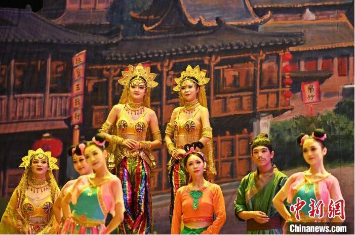 7月18日晚，中國經(jīng)典舞劇《絲路花雨》在甘肅蘭州黃河劇院進(jìn)行演出。中國經(jīng)典舞劇《絲路花雨》迎來45周年，7月17日-8月4日在蘭州開啟為期多天的駐場演出。該舞劇取材于敦煌莫高窟壁畫，集中國霓裳羽衣舞、敦煌舞、印度舞、黑巾舞、波斯馬鈴舞等于一身，自1979年演出至今，該劇先后在40多個國家和地區(qū)演出近4000場，觀眾550多萬人次。中新社記者 李亞龍 攝</p>
<p>