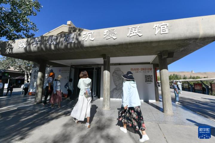 7月22日，游客排隊(duì)進(jìn)入“尋境敦煌——數(shù)字敦煌沉浸展”場(chǎng)館。新華社記者 郎兵兵 攝</p>
<p>