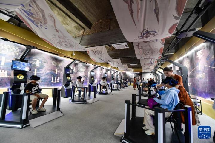 7月22日，游客線下體驗(yàn)“尋境敦煌——數(shù)字敦煌沉浸展”。新華社記者 郎兵兵 攝</p>
<p>