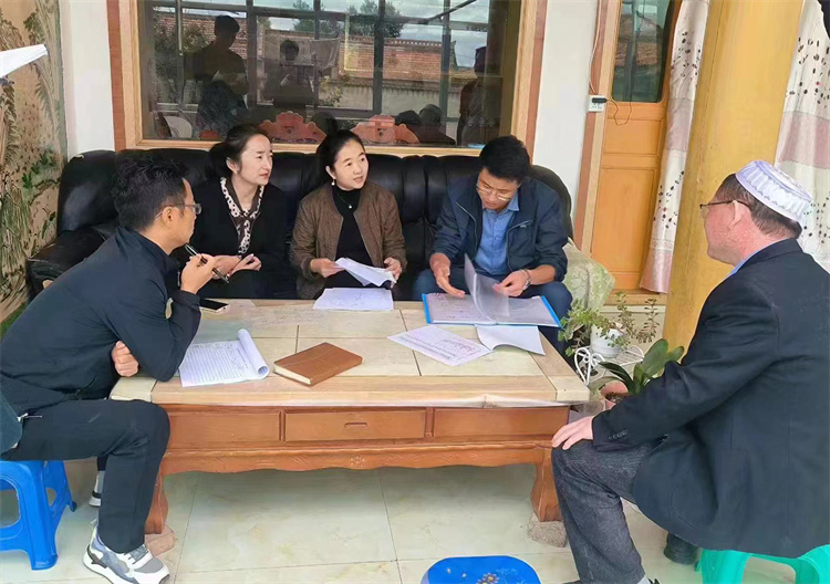 臨潭縣卓洛鄉(xiāng)紀(jì)委工作人員在下園子村農(nóng)戶家中了解在發(fā)放大病救助補(bǔ)助資金中是否存在落實(shí)不及時(shí)、不到位等作風(fēng)方面的問題。.jpg