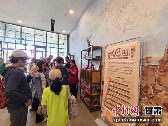 近日，玉門關(guān)遺址景區(qū)開啟了一場(chǎng)精彩紛呈的玉關(guān)詩(shī)詞挑戰(zhàn)賽，吸引眾多游人參與其中。玉門關(guān)遺址景區(qū)供圖