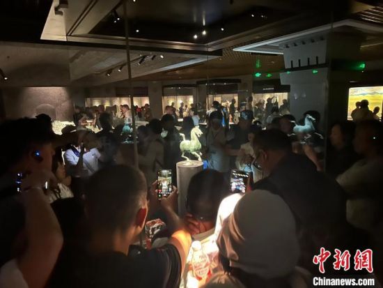 8月17日至23日，“濃濃民族情 兩岸一家親”臺灣同胞參訪團甘肅行交流活動在甘肅展開。圖為臺胞參觀甘肅省博物館。中新社記者 閆姣 攝