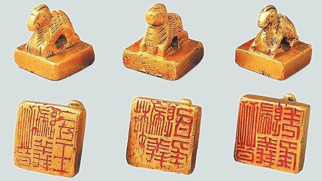從左至右依次為“晉歸義羌侯”金印、“晉歸義氐王”金印、“魏歸義氐侯”金印