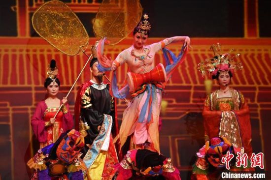 2023年第六屆敦煌文博會(huì)期間，系列演藝上演。(資料圖)李亞龍 攝